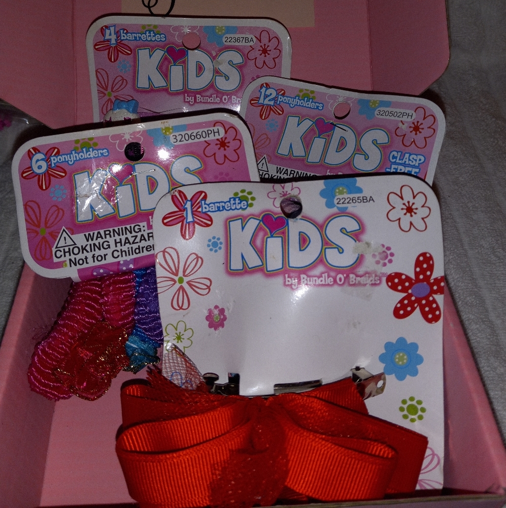 Box with 4 hair accessories packs